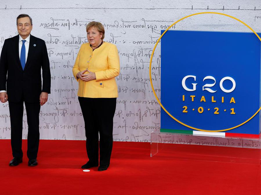 Mario Draghi con la cancelliera tedesca Angela Merke REUTERS/Guglielmo Mangiapane