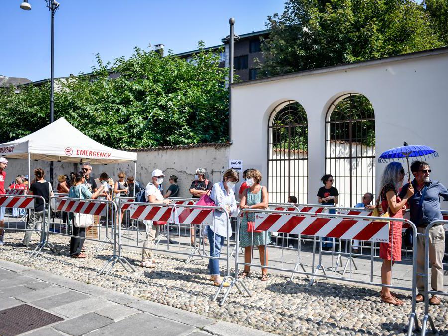 Milano , Camera ardente di Gino Strada presso la sede di Emergency in via santa croce Photo Claudio Furlan/LaPresse 