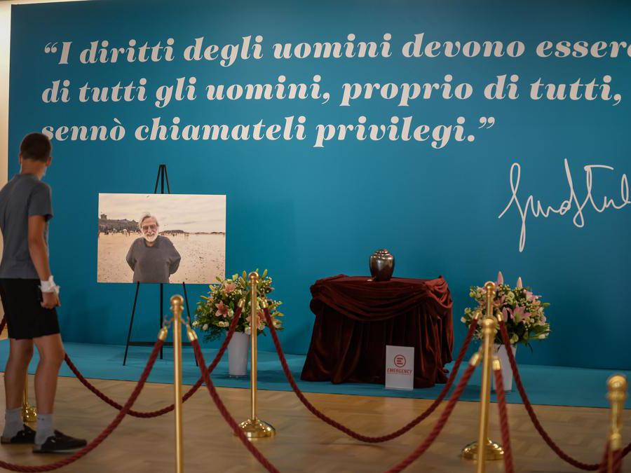 Milano , Camera ardente di Gino Strada presso la sede di Emergency in via santa croce Photo Claudio Furlan/LaPresse 