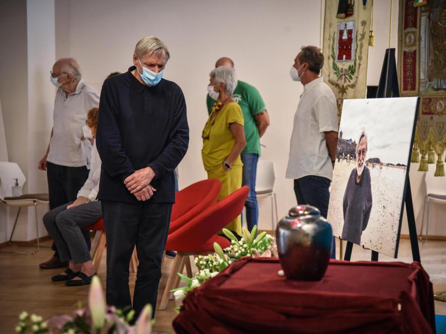 Don Luigi Ciotti alla camera ardente per Gino Strada nella sede di Emergency ANSA/MATTEO CORNER