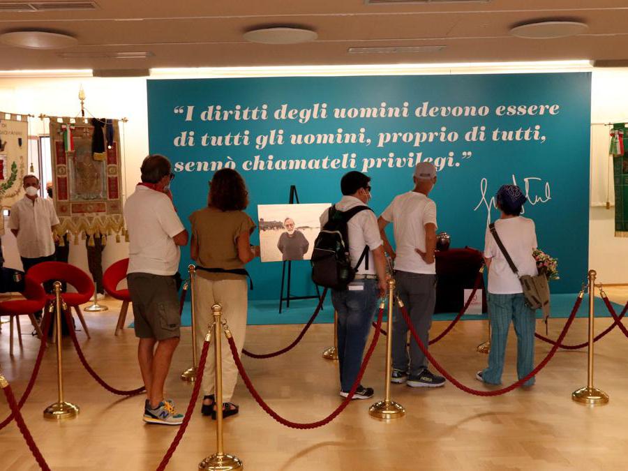 Sede di Emergency - camera ardente per Gino Strada 