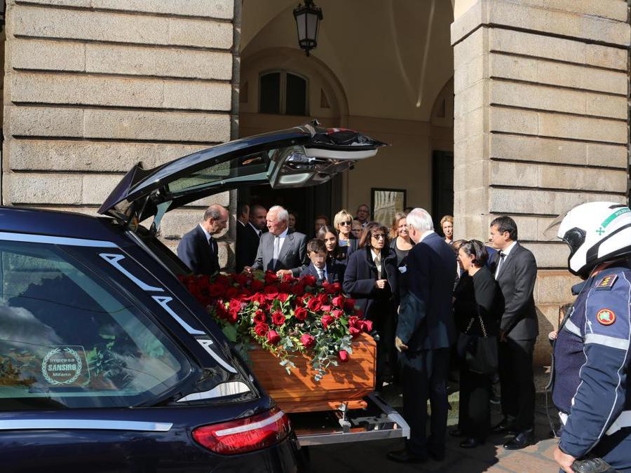Il feretro di Giorgio Squinzi trasferito al Duomo (Ansa)