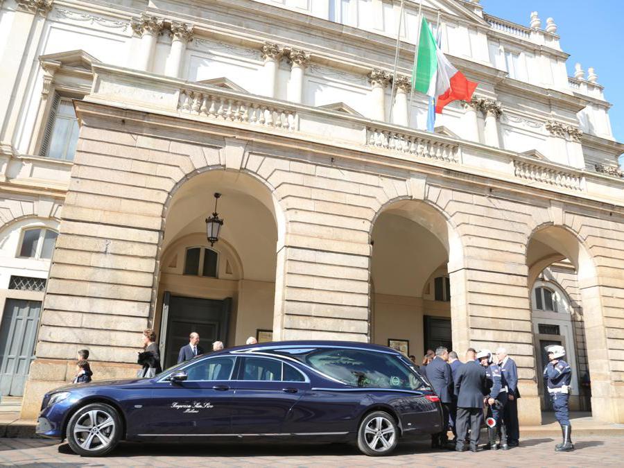 L’arrivo del feretro al Teatro alla Scala (Fotogramma)