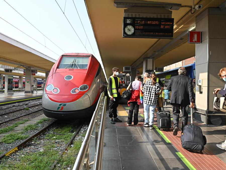 Green Pass vengono controllati alla stazione ferroviaria di Porta Nuova a Torino. (Ansa / Alessandro Di Marco)