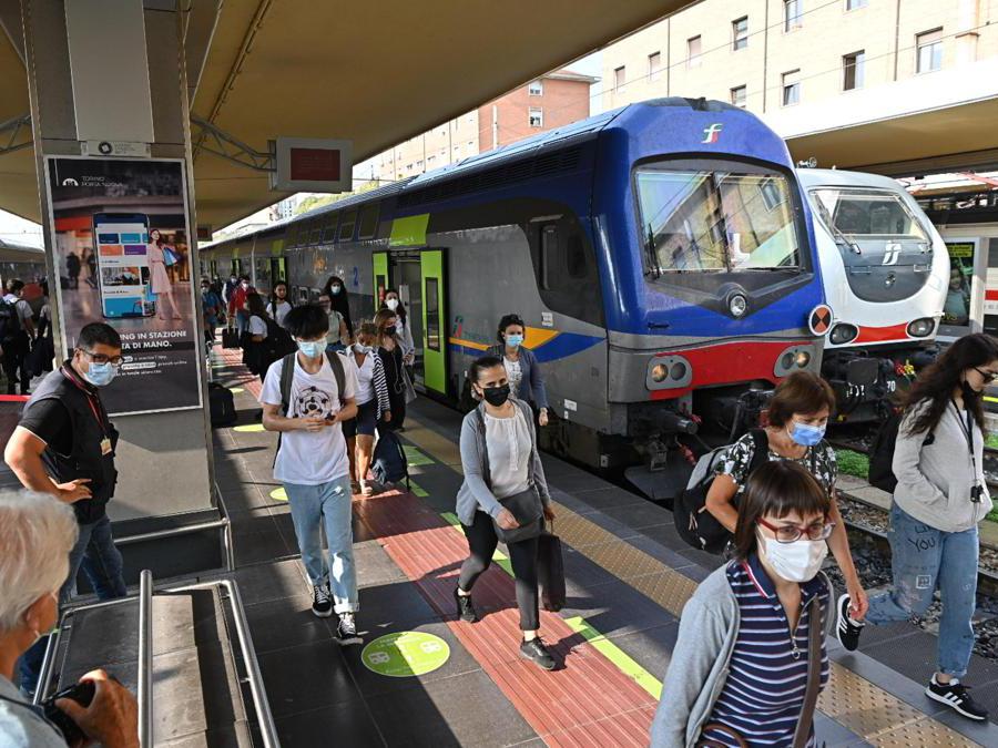 Green Pass vengono controllati alla stazione ferroviaria di Porta Nuova a Torino. (Ansa / Alessandro Di Marco)