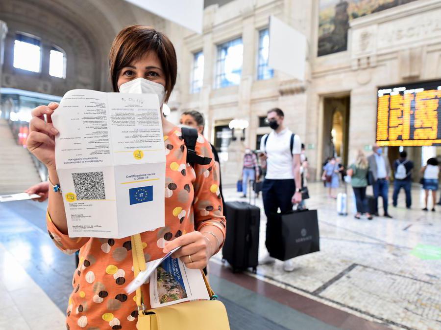 Una donna mostra il Green Pass cartaceo alla stazione ferroviaria di Milano Centrale. (Reuters / Flavio Lo Scalzo) 
