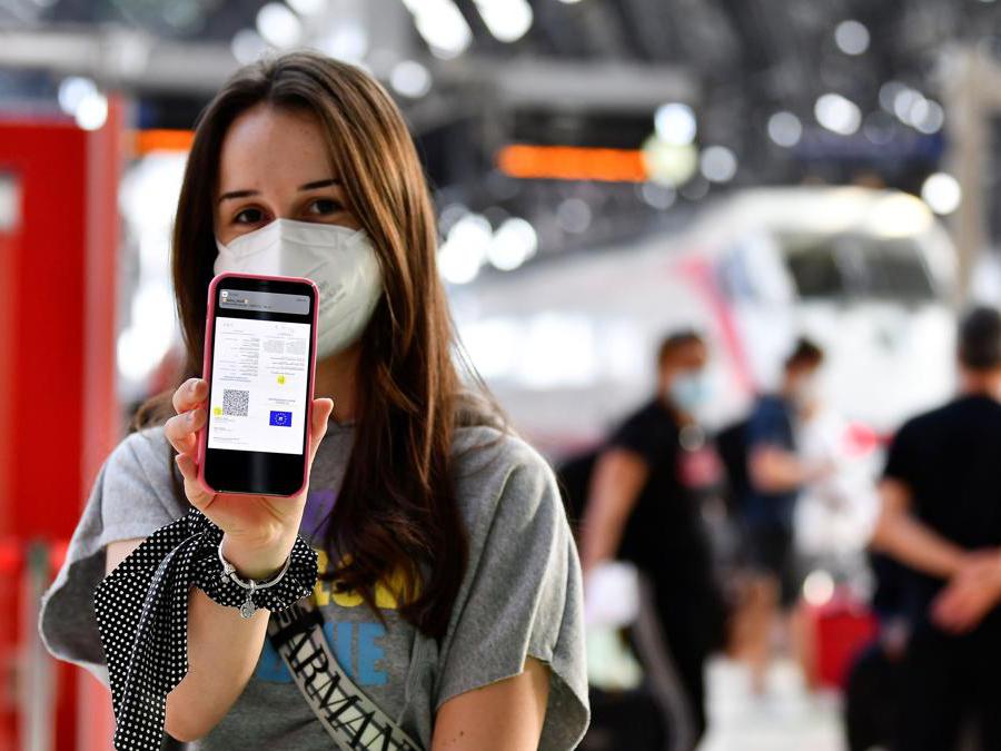 Una donna mostra il Green Pass digitale alla stazione ferroviaria di Milano Centrale. (Reuters / Flavio Lo Scalzo) 