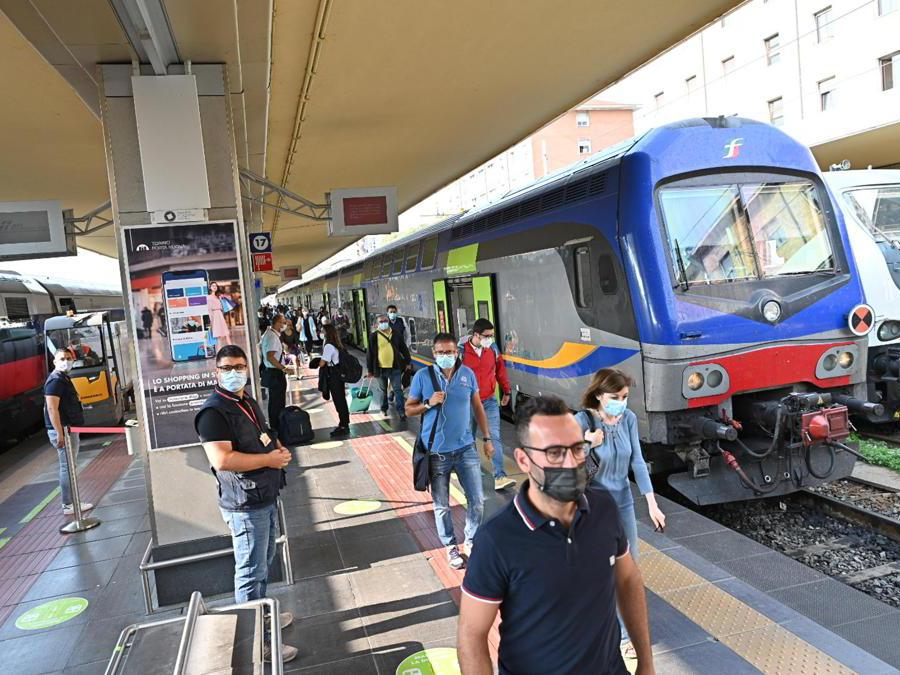 Green Pass vengono controllati alla stazione ferroviaria di Porta Nuova a Torino. (Ansa / Alessandro Di Marco)