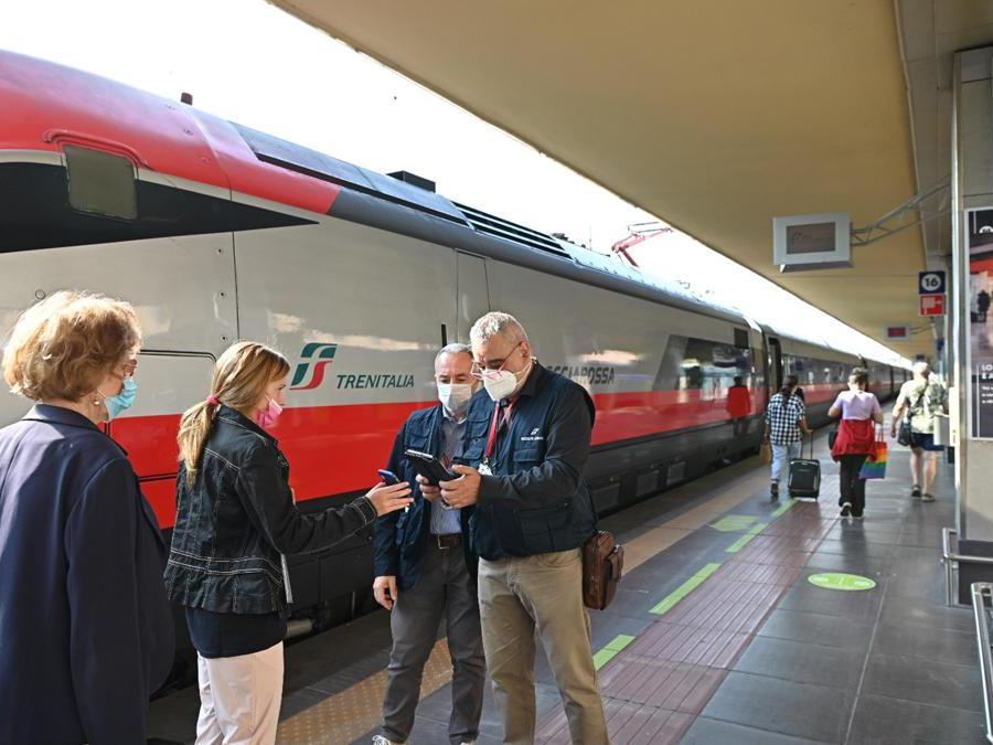 Green Pass vengono controllati alla stazione ferroviaria di Porta Nuova a Torino. (Ansa / Alessandro Di Marco)