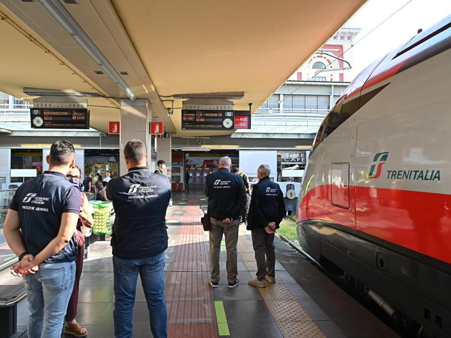 Green Pass vengono controllati alla stazione ferroviaria di Porta Nuova a Torino. (Ansa / Alessandro Di Marco)