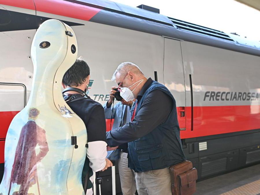 Green Pass vengono controllati alla stazione ferroviaria di Porta Nuova a Torino. (Ansa / Alessandro Di Marco)