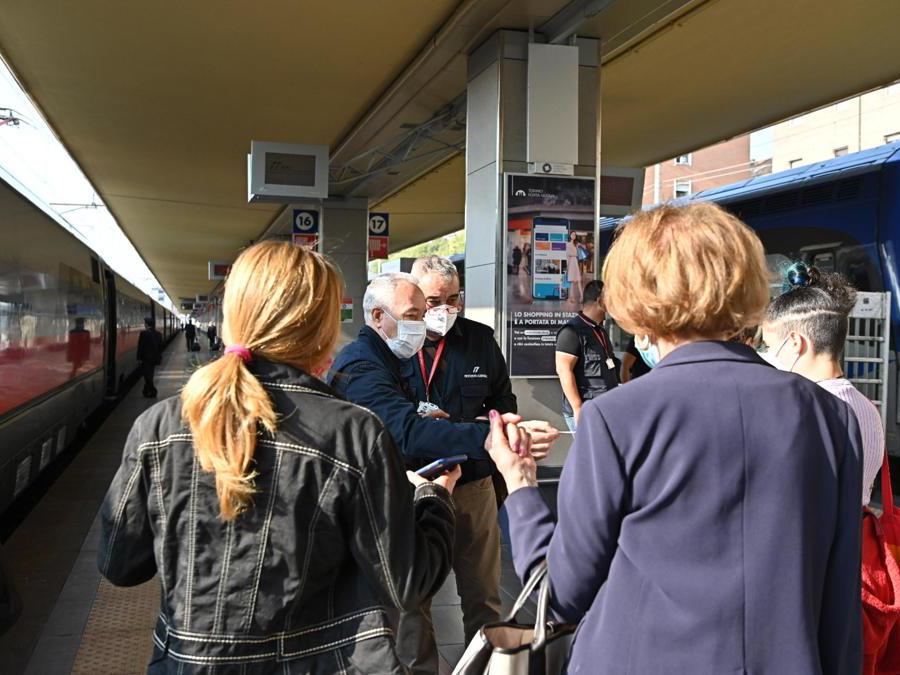 Green Pass vengono controllati alla stazione ferroviaria di Porta Nuova a Torino. (Ansa / Alessandro Di Marco) 