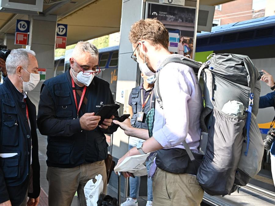 Green Pass vengono controllati alla stazione ferroviaria di Porta Nuova a Torino. (Ansa / Alessandro Di Marco)