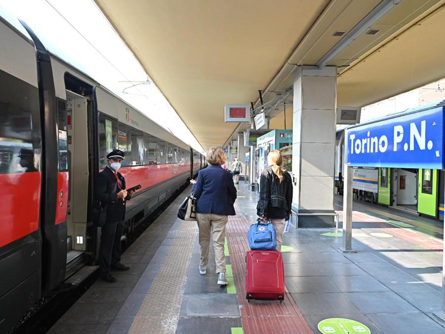 Green Pass vengono controllati alla stazione ferroviaria di Porta Nuova a Torino. (Ansa / Alessandro Di Marco)