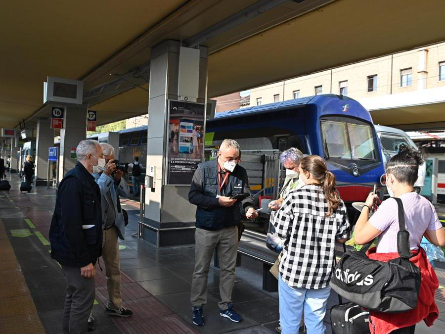 Green Pass vengono controllati alla stazione ferroviaria di Porta Nuova a Torino. (Ansa / Alessandro Di Marco)