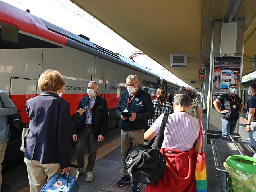 Green Pass vengono controllati alla stazione ferroviaria di Porta Nuova a Torino. (Ansa / Alessandro Di Marco)