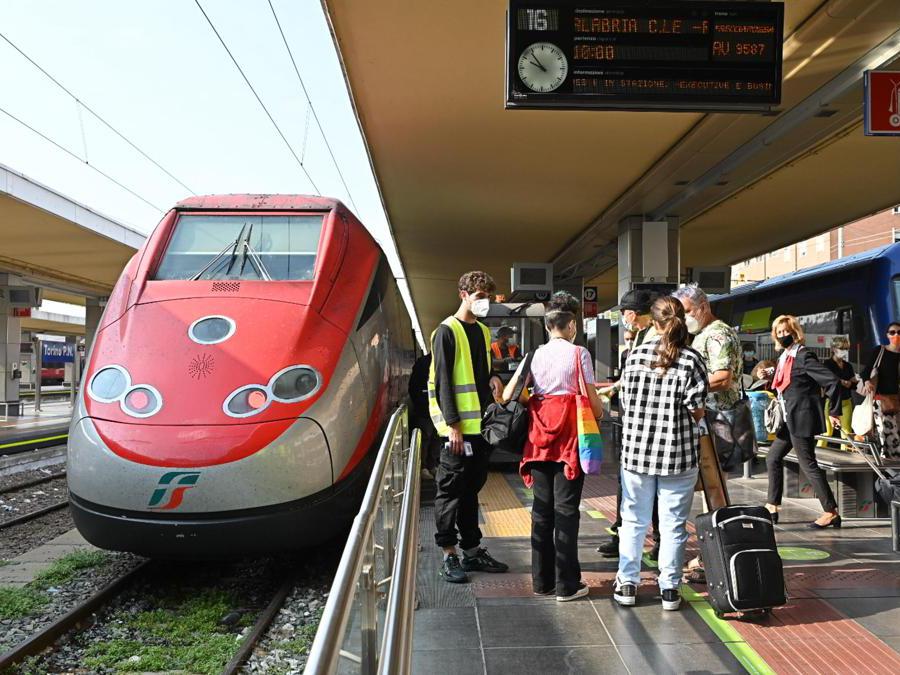 Green Pass vengono controllati alla stazione ferroviaria di Porta Nuova a Torino. (Ansa / Alessandro Di Marco)