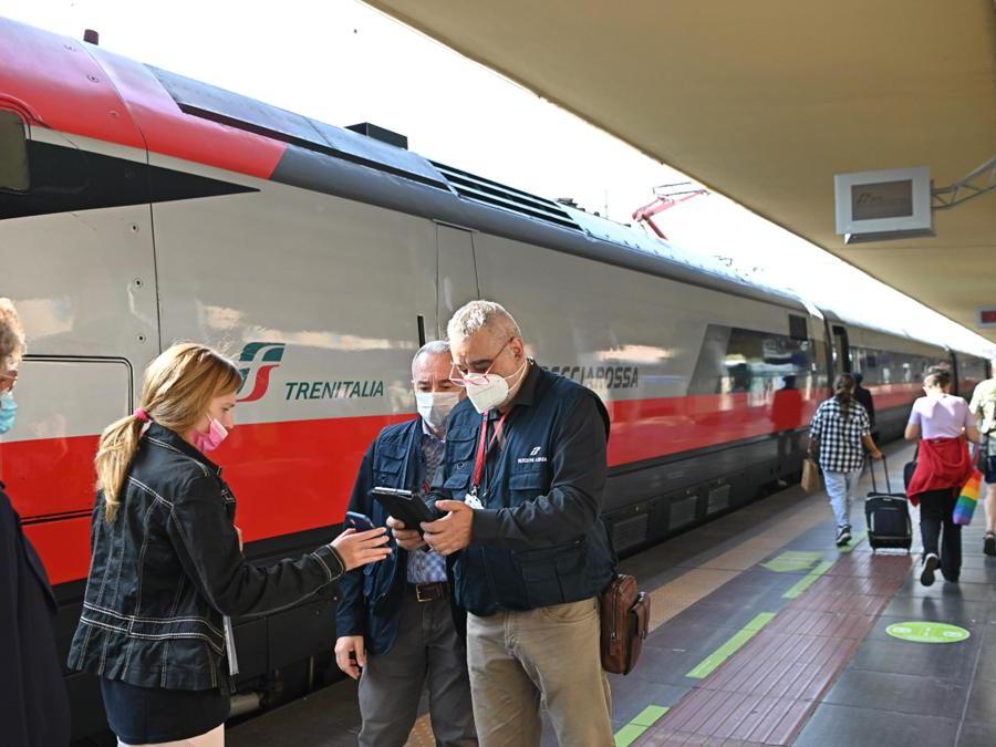 Green Pass vengono controllati alla stazione ferroviaria di Porta Nuova a Torino. (Ansa / Alessandro Di Marco)