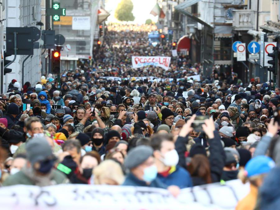 Trieste, manifestanti No Green Pass (REUTERS/Borut Zivulovic)