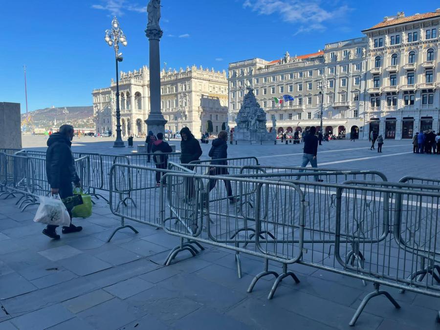 Una veduta di piazza Unità transennata, in applicazione del decreto prefettizio del primo novembre scorso che vieta lo svolgimento di manifestazioni nell'area (ANSA/ BENEDETTA MORO)