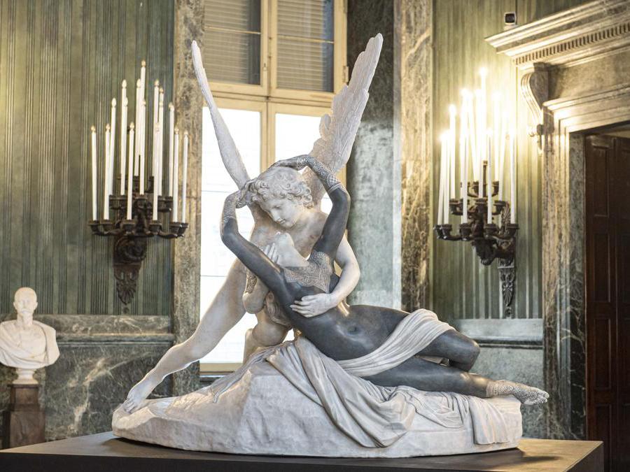 Amore e Psiche, 2021 marmo bianco e pigmenti Modello: Antonio Canova, Amore e Psiche 1787-1793 – Musée du Louvre, Paris Acquistata da Gioacchino Murat, il celeberrimo capolavoro di Canova rappresenta una scena dal mito tramandato nelle Metamorfosi di Apuleio, e fu una pietra miliare della carriera dello scultore: dell'opera trasse lui stesso una seconda copia nel 1795 per Caterina II di Russia (oggi all'Hermitage), e almeno altre cinque furono realizzate dal suo allievo Adamo Tadolini con piccole variazioni.