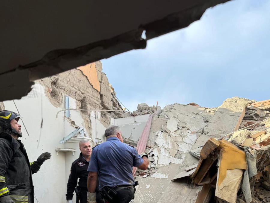 In una foto fornita dall'ufficio stampa dei Carabinieri la palazzina di due piani crollata a Saviano, in provincia di Napoli, a seguito di una esplosione di gas gpl. Saviano 22 settembre 2024. 