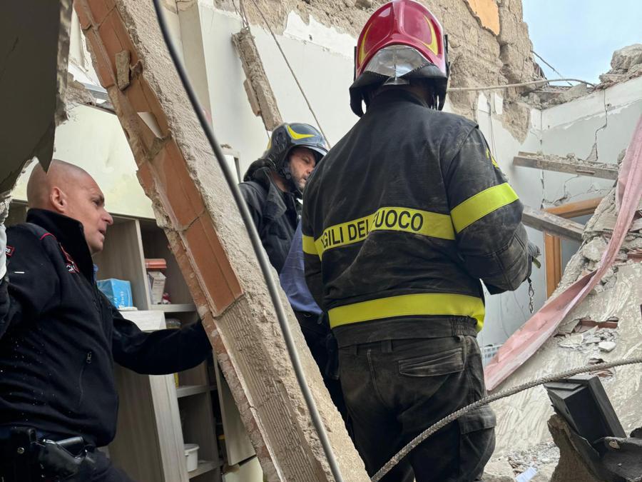 In una foto fornita dall'ufficio stampa dei Carabinieri la palazzina di due piani crollata a Saviano, in provincia di Napoli, a seguito di una esplosione di gas gpl. Saviano 22 settembre 2024. 