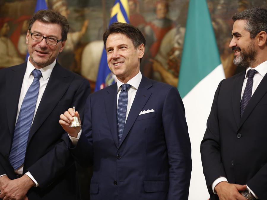 Il primo ministro Giuseppe Conte, affiancato dal nuovo sottosegretario di Stato Riccardo Fraccaro, a destra, e dal sottosegretario uscente Giancarlo Giorgetti. (AP Photo/Domenico Stinellis)