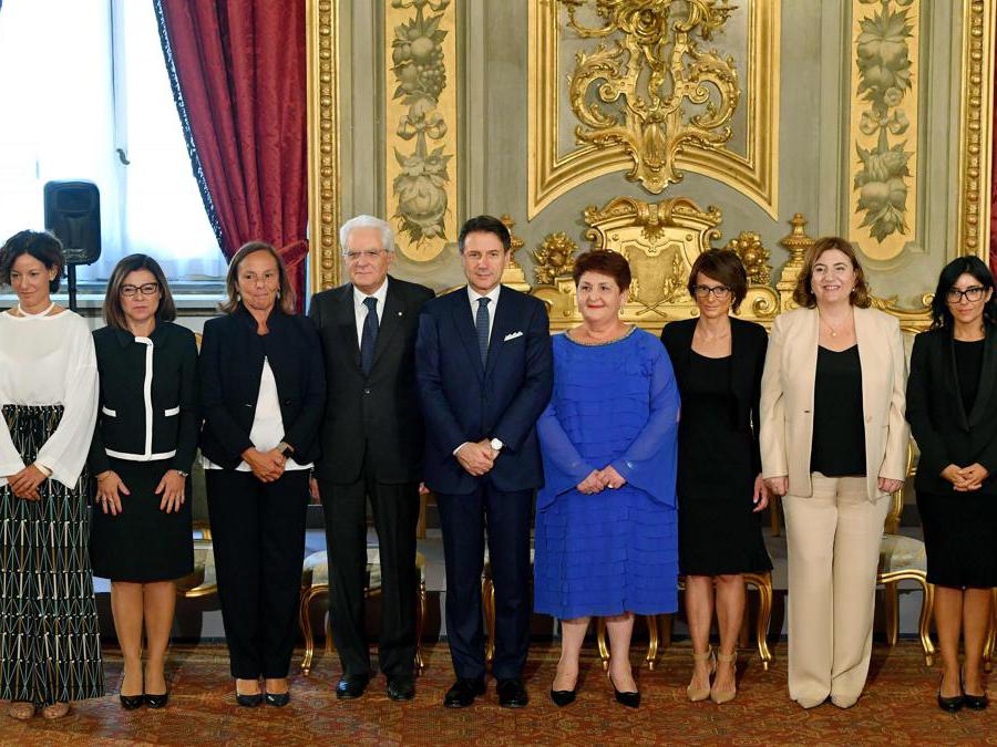 Il presidente della Repubblica Sergio Mattarella (4° da sinistra) e il primo ministro italiano Giuseppe Conte (centro) posano con (da sinistra) il ministro dell'Innovazione tecnologica Paola Pisano, il ministro delle Infrastrutture e dei trasporti Paola De Micheli, il ministro degli interni Luciana Lamorgese, il ministro dell'Agricoltura Teresa Bellanova, ministro della famiglia e delle pari opportunità Elena Bonetti, ministro del lavoro e delle politiche sociali Nunzia Catalfo e ministro della pubblica amministrazione Fabiana Dadone. (Photo by Andreas SOLARO / AFP)
