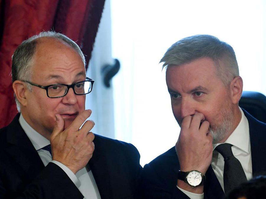 Il ministro delle finanze e dell'economia Roberto Gualtieri (sinistra) e il ministro della Difesa Lorenzo Guerini. (Photo by Andreas SOLARO / AFP)