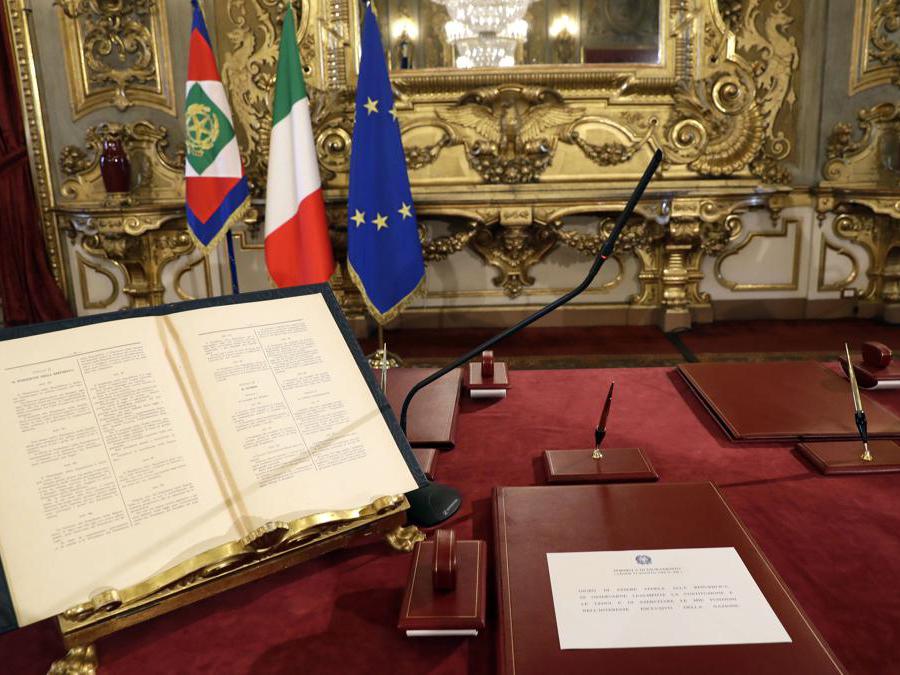 Il tavolo su cui i nuovi ministri presteranno giuramento. (AP Photo/Andrew Medichini)
