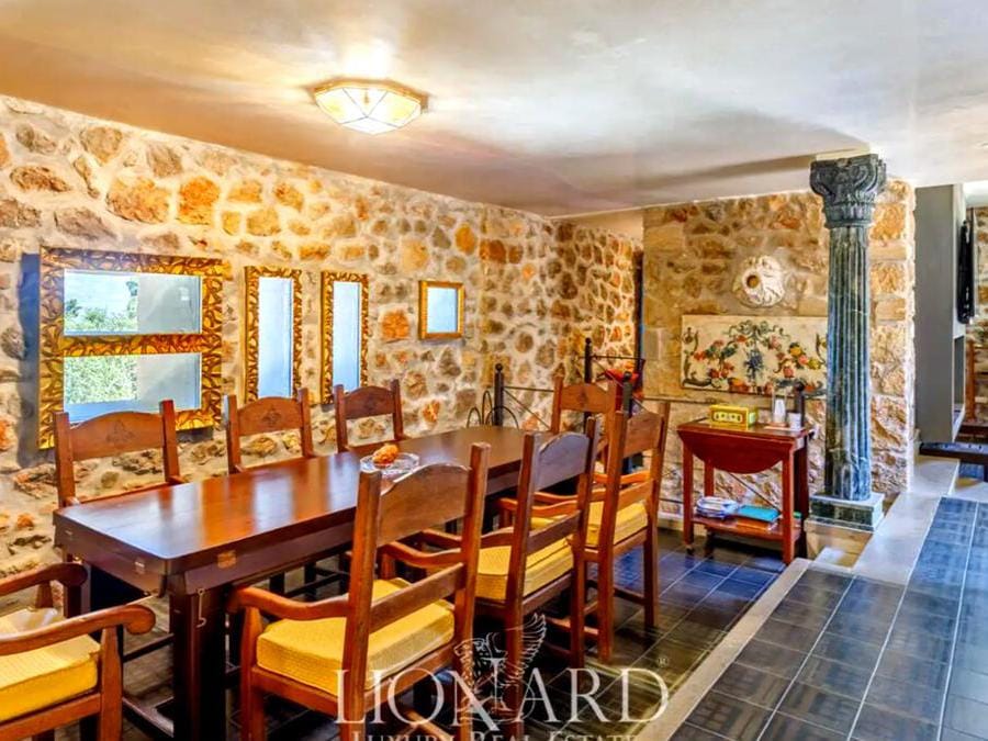 Courtesy by Lionard Luxury Estate 