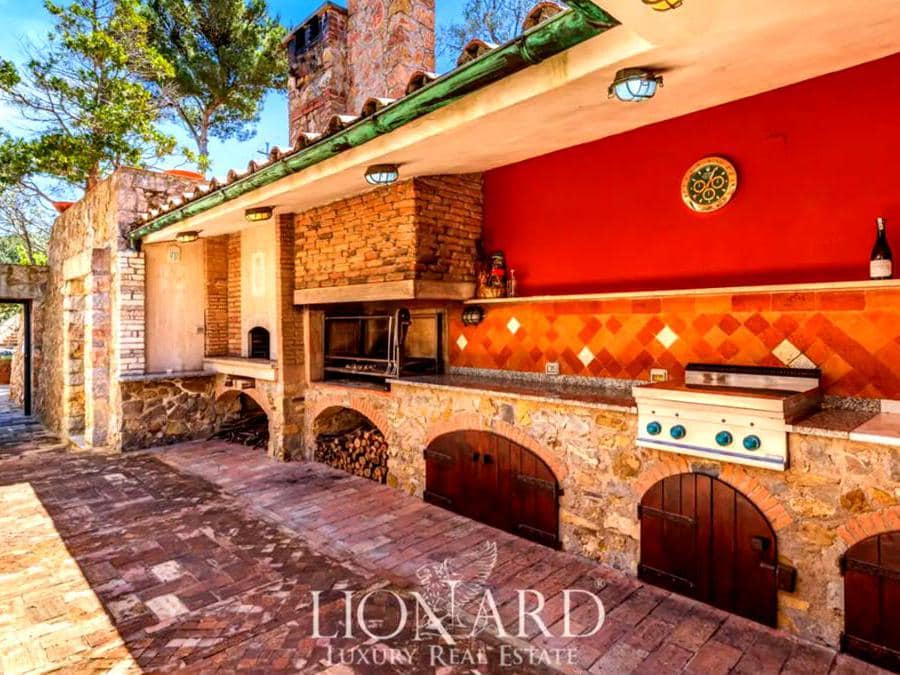 Courtesy by Lionard Luxury Estate 