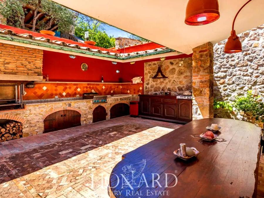 Courtesy by Lionard Luxury Estate 