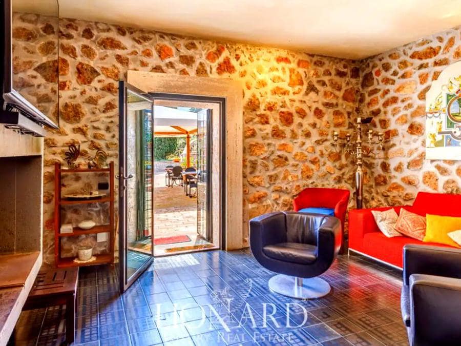 Courtesy by Lionard Luxury Estate 