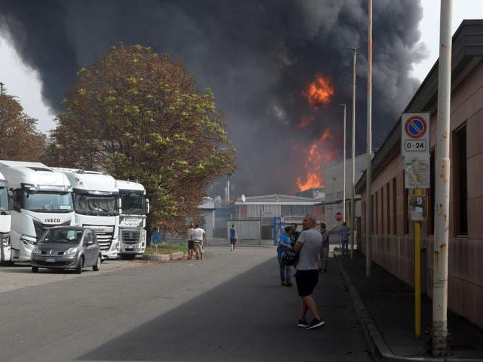 Incendio nell'area industriale di San Giuliano Milanese