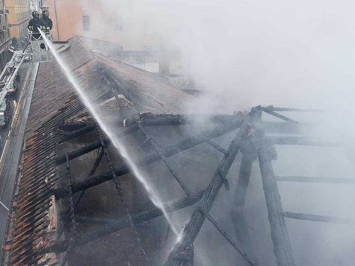 Incendio alla Cavallerizza Reale di Torino: le immagini