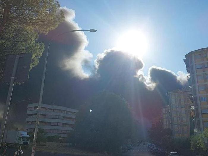 Incendio a Roma: fiamme in vari autodemolitori