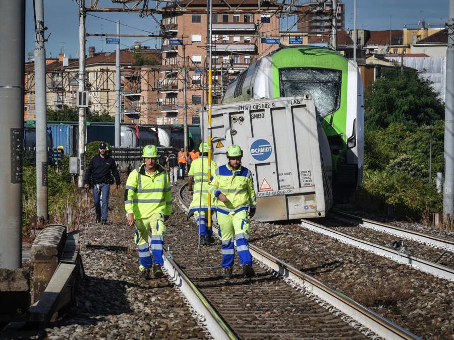 Un treno è uscito dai binari questa mattina, a Milano. L'incidente è avvenuto poco dopo le 6.30 in via Pallanza, non lontano dallo scaldo FS di Greco. Sarebbe stata la perdita di un container da parte di un treno merci a causare l'incidente avvenuto a bassa velocità. Tre i feriti, non gravi, 13 Settembre 2024. (Ansa/Matteo Corner)