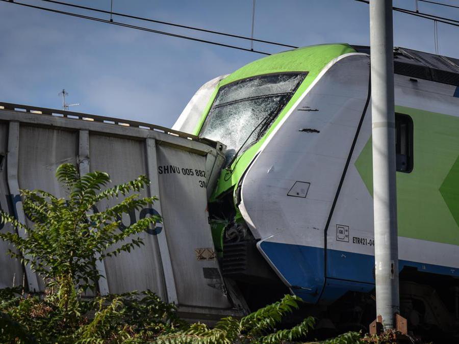 Un treno è uscito dai binari questa mattina, a Milano. L'incidente è avvenuto poco dopo le 6.30 in via Pallanza, non lontano dallo scaldo FS di Greco. Sarebbe stata la perdita di un container da parte di un treno merci a causare l'incidente avvenuto a bassa velocità. Tre i feriti, non gravi, 13 Settembre 2024. (Ansa/Matteo Corner)