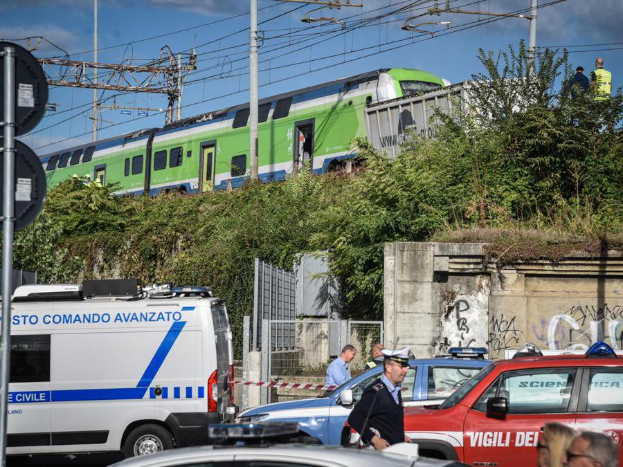Un treno è uscito dai binari questa mattina, a Milano. L'incidente è avvenuto poco dopo le 6.30 in via Pallanza, non lontano dallo scaldo FS di Greco. Sarebbe stata la perdita di un container da parte di un treno merci a causare l'incidente avvenuto a bassa velocità. Tre i feriti, non gravi, 13 Settembre 2024. (Ansa/Matteo Corner)