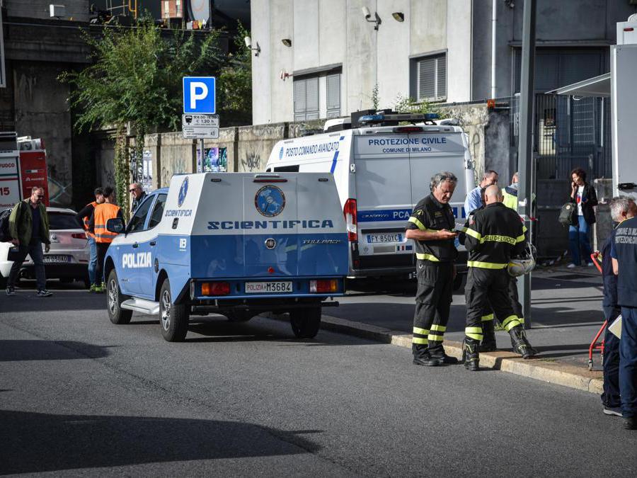 Un treno è uscito dai binari questa mattina, a Milano. L'incidente è avvenuto poco dopo le 6.30 in via Pallanza, non lontano dallo scaldo FS di Greco. Sarebbe stata la perdita di un container da parte di un treno merci a causare l'incidente avvenuto a bassa velocità. Tre i feriti, non gravi, 13 Settembre 2024. (Ansa/Matteo Corner)