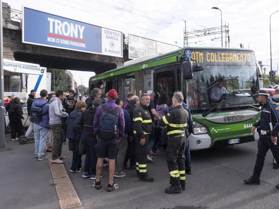 Viale Sarca, Fulvio testi. Deragliamento di un treno a seguito dell'impatto con un vagone merce. Nessuna vittima. - Cronaca- Milano, Italia - Venerdì 13 settembre 2024. (Foto Alessandro Cimma/Lapresse)
