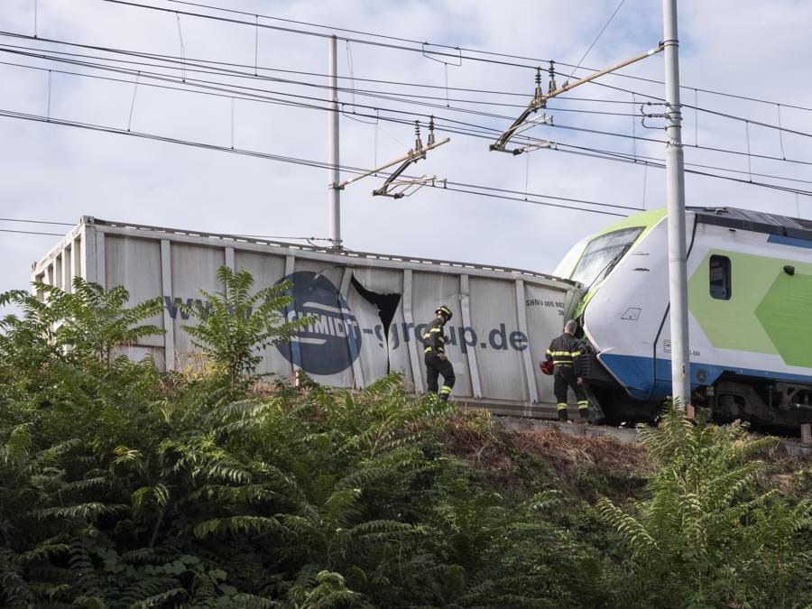 Viale Sarca, Fulvio testi. Deragliamento di un treno a seguito dell'impatto con un vagone merce. Nessuna vittima. - Cronaca- Milano, Italia - Venerdì 13 settembre 2024. (Foto Alessandro Cimma/Lapresse)
