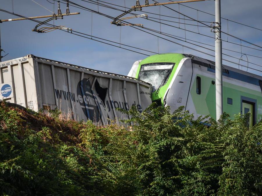 Un treno è uscito dai binari questa mattina, a Milano. L'incidente è avvenuto poco dopo le 6.30 in via Pallanza, non lontano dallo scaldo FS di Greco. Sarebbe stata la perdita di un container da parte di un treno merci a causare l'incidente avvenuto a bassa velocità. Tre i feriti, non gravi, 13 Settembre 2024. (Ansa/Matteo Corner)