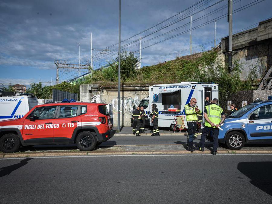 Un treno è uscito dai binari questa mattina, a Milano. L'incidente è avvenuto poco dopo le 6.30 in via Pallanza, non lontano dallo scaldo FS di Greco. Sarebbe stata la perdita di un container da parte di un treno merci a causare l'incidente avvenuto a bassa velocità. Tre i feriti, non gravi, 13 Settembre 2024. (Ansa/Matteo Corner)