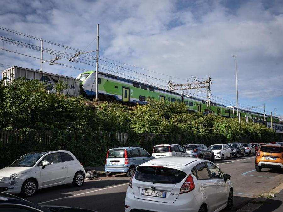 Un treno è uscito dai binari questa mattina, a Milano. L'incidente è avvenuto poco dopo le 6.30 in via Pallanza, non lontano dallo scaldo FS di Greco. Sarebbe stata la perdita di un container da parte di un treno merci a causare l'incidente avvenuto a bassa velocità. Tre i feriti, non gravi, 13 Settembre 2024. (Ansa/Matteo Corner)