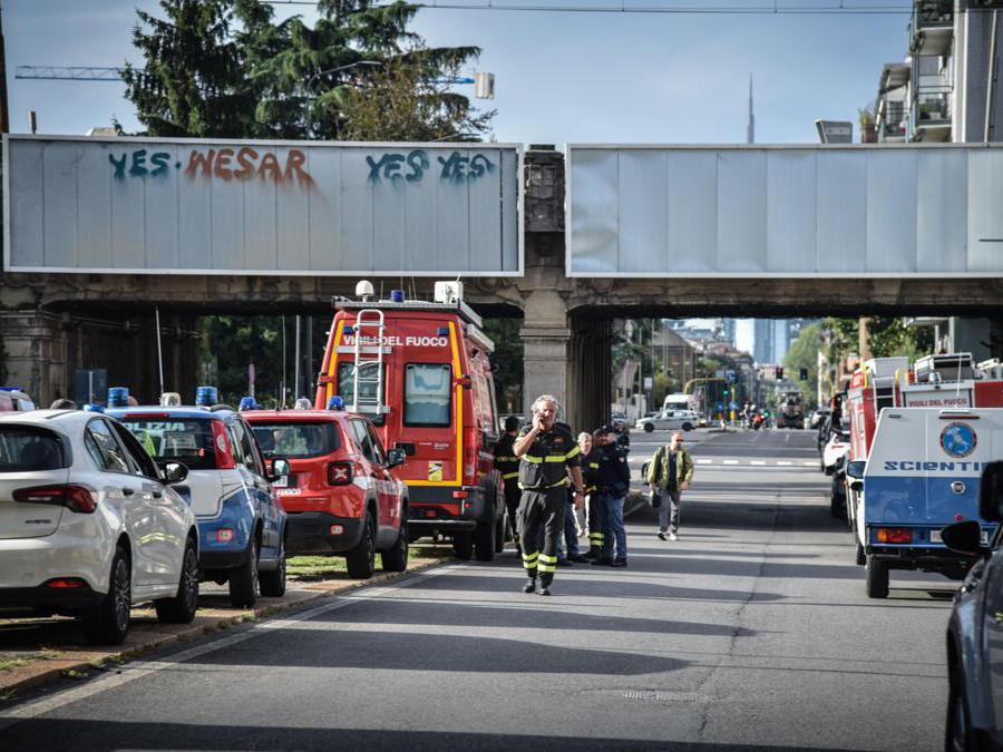 Un treno è uscito dai binari questa mattina, a Milano. L'incidente è avvenuto poco dopo le 6.30 in via Pallanza, non lontano dallo scaldo FS di Greco. Sarebbe stata la perdita di un container da parte di un treno merci a causare l'incidente avvenuto a bassa velocità. Tre i feriti, non gravi, 13 Settembre 2024. (Ansa/Matteo Corner)