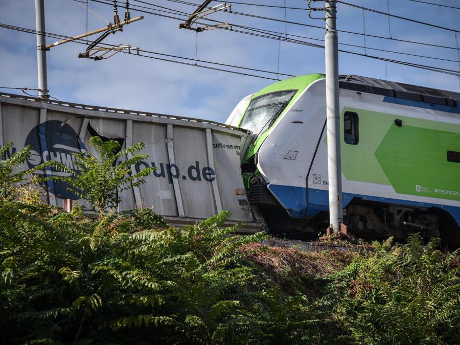 Un treno è uscito dai binari questa mattina, a Milano. L'incidente è avvenuto poco dopo le 6.30 in via Pallanza, non lontano dallo scaldo FS di Greco. Sarebbe stata la perdita di un container da parte di un treno merci a causare l'incidente avvenuto a bassa velocità. Tre i feriti, non gravi, 13 Settembre 2024. (Ansa/Matteo Corner)