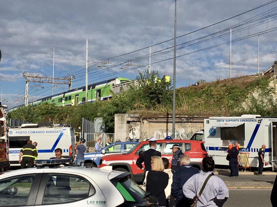 Un treno è uscito dai binari questa mattina, a Milano. L'incidente è avvenuto poco dopo le 6.30 in via Pallanza, non lontano dallo scaldo FS di Greco, 13 settembre 2024. (Ansa/Matteo Corner)